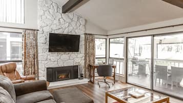 Una Smart TV, una chimenea