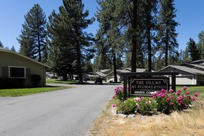 Un quartier résidentiel avec un panneau indiquant : « The Villas at Plumas Pines, résidence privée. »
