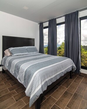 2 bedrooms, desk, Internet
