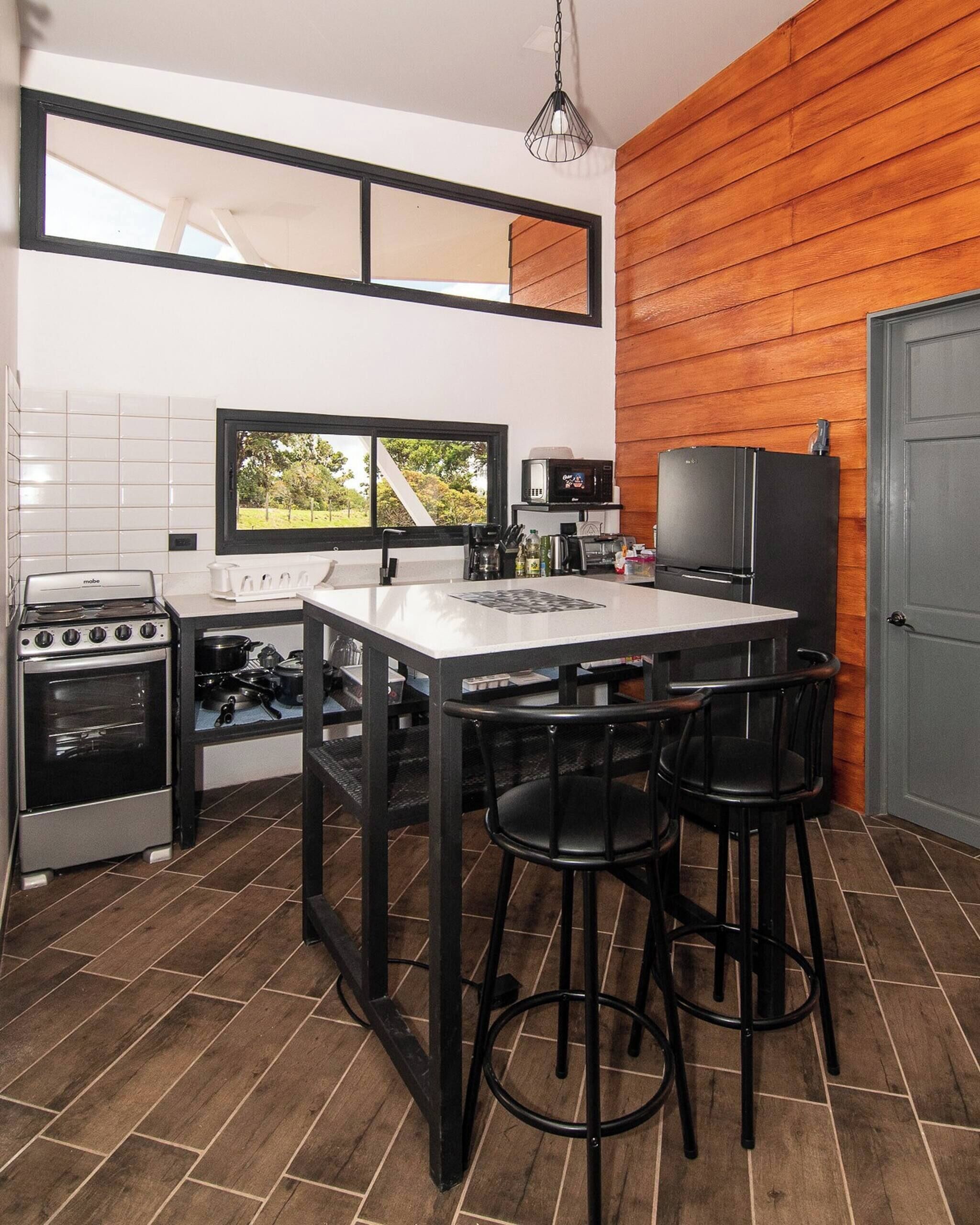 Réfrigérateur, micro-ondes, cafetière/bouilloire