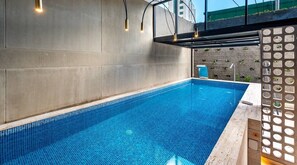 Innendørsbasseng og et oppvarmet basseng