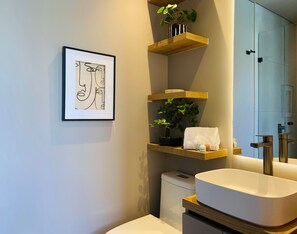 Dusche, Haartrockner, Handtücher, Seife