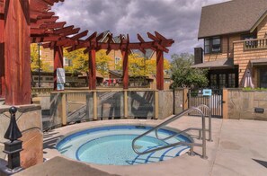 Outdoor pool - On the water, sleeps 12-14 people, with pool! (Kelowna)