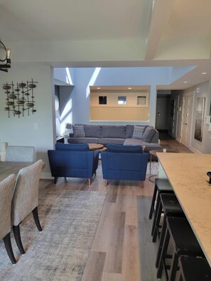 Interior - On the water, sleeps 12-14 people, with pool! (Kelowna)