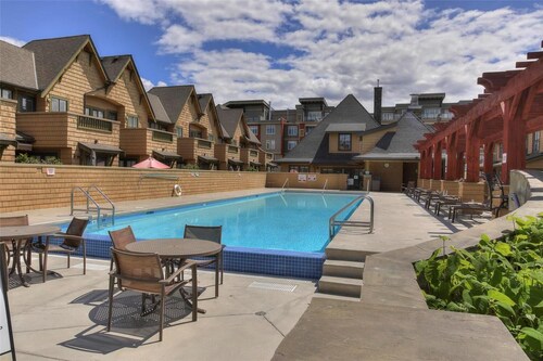 On the water, sleeps up to 12 people, with pool!