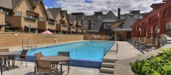 On the water, sleeps 12-14 people, with pool!