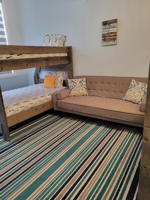 3 bedrooms, desk, iron/ironing board, free WiFi