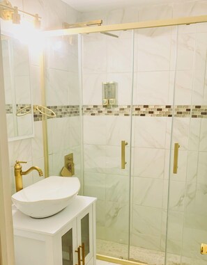 Secadora de cabello, toallas, jabón, shampoo 