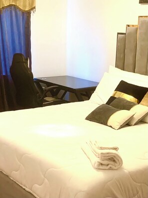 3 habitaciones, tabla de planchar con plancha, wifi y ropa de cama 