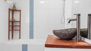 Bañera con ducha, secador de pelo, toallas