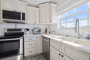 Kühlschrank, Mikrowelle, Geschirrspüler