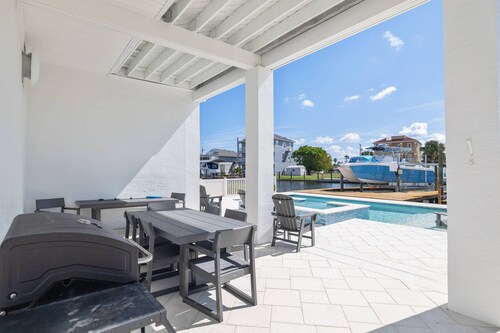 Luxury 3BR Waterfront Escape and Boaters Dream w/ Heated Pool, Jacuzzi & Private Dock – Gulf Access!