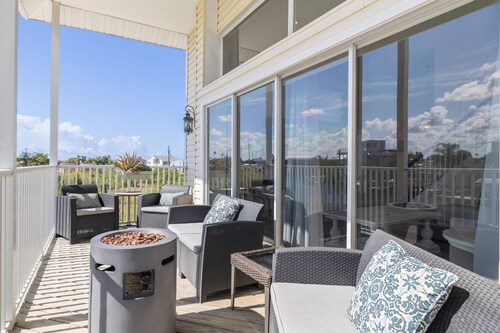 Luxury 3BR Waterfront Escape and Boaters Dream w/ Heated Pool, Jacuzzi & Private Dock – Gulf Access!