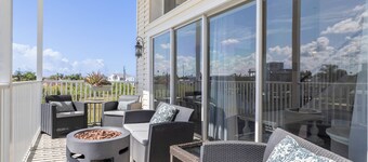 Luxury 3BR Waterfront Escape and Boaters Dream w/ Heated Pool, Jacuzzi & Private Dock – Gulf Access!