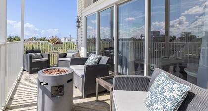 Luxury 3BR Waterfront Escape and Boaters Dream w/ Heated Pool, Jacuzzi & Private Dock – Gulf Access!