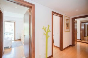 3 quartos, ferros/tábuas de passar roupa, Wi-Fi, roupa de cama