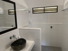 Ducha, bidet, toallas, jabón