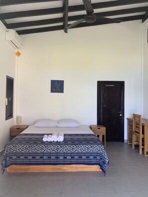 Habitación estándar doble | Decoración individual, escritorio, wifi gratis y ropa de cama