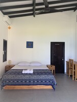 Kamar Double Standar | Didekorasi berbeda-beda, meja kerja, Wi-Fi gratis, dan seprai linen