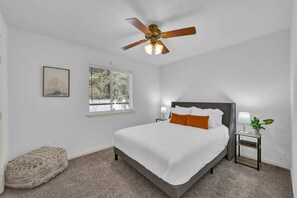 3 bedrooms, iron/ironing board, free WiFi, bed sheets - Cozy 3-Bed Woodland Retreat with Firepit, Game Room, and Fully Equipped Kitchen Near Festival (Conroe)