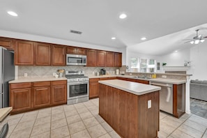 Fridge, microwave, stovetop, dishwasher