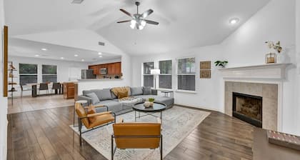 Quiet 3BR Near The Woodlands | King Suite + Bonus Room | Family Friendly | Longer Stays Welcome