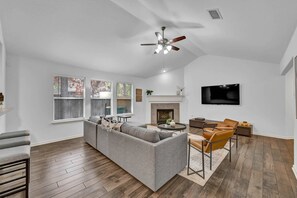 Smart TV, video games - Cozy 3-Bed Woodland Retreat with Firepit, Game Room, and Fully Equipped Kitchen Near Festival (Conroe)