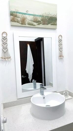 Secadora de cabello, toallas, jabón, shampoo 