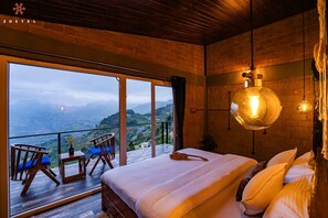 Superior Room (with balcony and mountain view) - Zostel Plus Poombarai (Kodaikanal) (Kodaikanal)