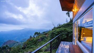 Deluxe 6 Bed Mixed Dorm (with balcony and mountain view) | Kostenloses WLAN, Bettwäsche