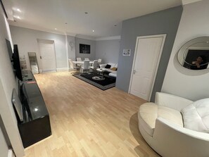 TV connectée, lecteur de DVD, livres