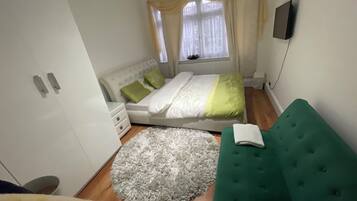 6 bedrooms, desk, iron/ironing board, free WiFi