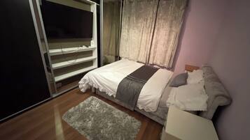 6 bedrooms, desk, iron/ironing board, free WiFi