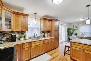 Fridge, microwave, oven, stovetop - Spacious Pocono Retreat Kalahari Camelback Raceway (Long Pond)