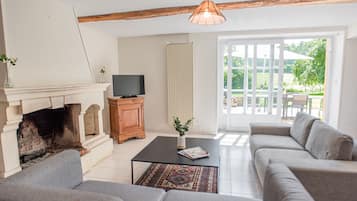 Televisio, takka, pöytäjalkapallopöytä