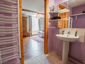 4 bedrooms, iron/ironing board, Internet