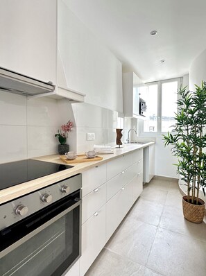 Kjøleskap, mikrobølgeovn, kokeplater og kaffetrakter/tekoker