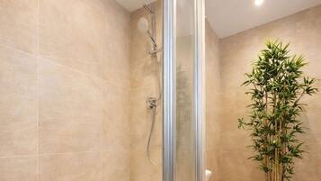 Dusche, Haartrockner, Handtücher, Seife