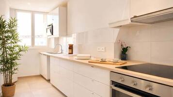 Een koelkast, een microgolfoven, een kookplaat