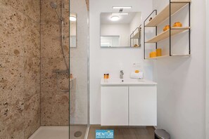 Een douche, een haardroger, handdoeken