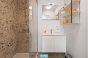 Een douche, een haardroger, handdoeken