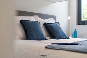 3 bedrooms, desk, WiFi, bed sheets