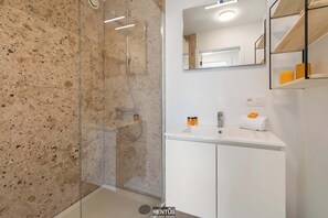 Dusche, kostenlose Toilettenartikel, Haartrockner, Handtücher