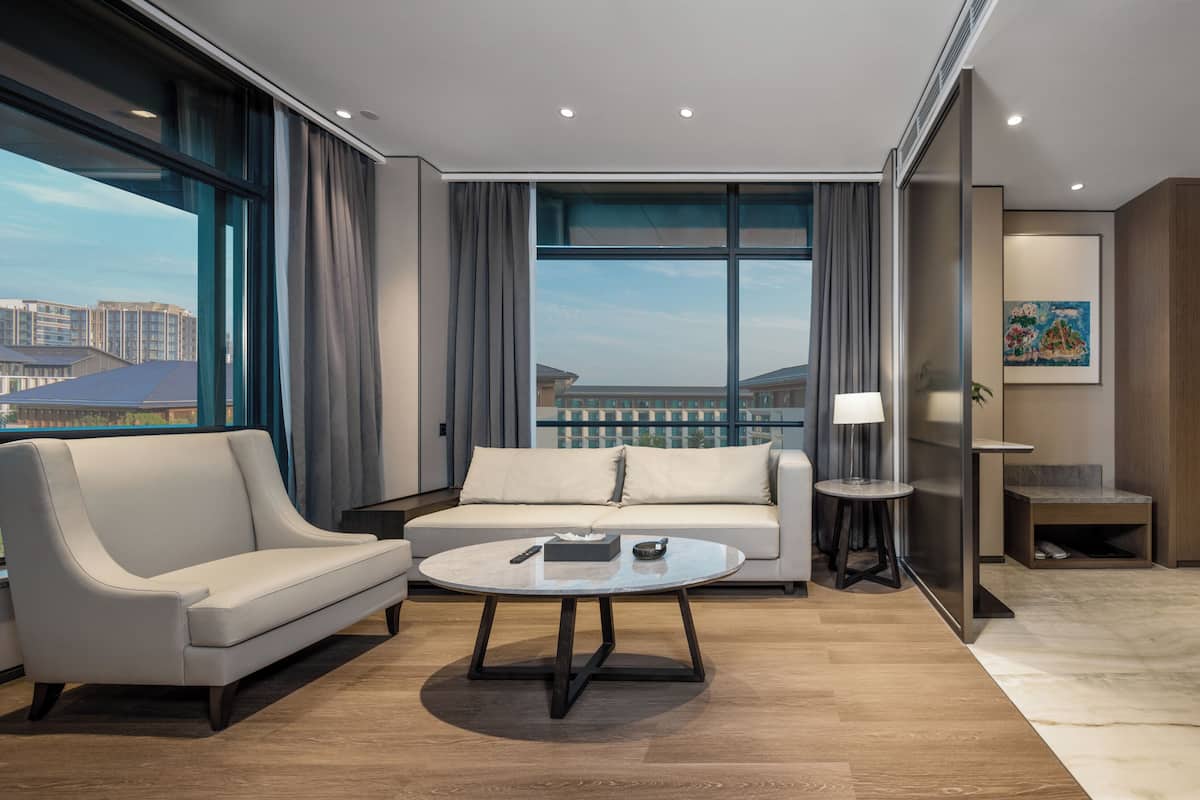 Business suite | Een bureau, een laptopwerkplek, gratis wifi