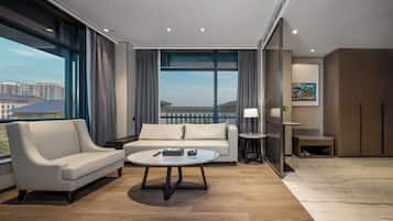 Business Suite | 1 bedroom, desk, laptop workspace, free WiFi