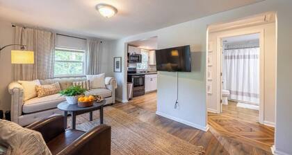 Downtown Bungalow < Less than 1.5 Miles to UGA!