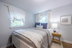 3 bedrooms, free WiFi, bed sheets - Downtown Bungalow < Less than 1.5 Miles to UGA! (Athens)
