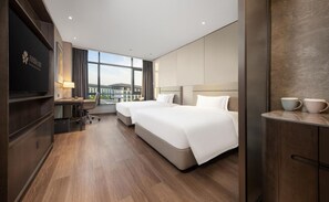 Quarto casal ou duplo empresarial | Banheiro | Chuveiro, chuveiro com efeito de chuva, secador de cabelo