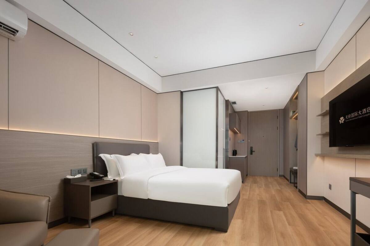 Quarto superior, 1 cama Queen | Roupas de cama premium, escrivaninha, espaço de trabalho para notebook