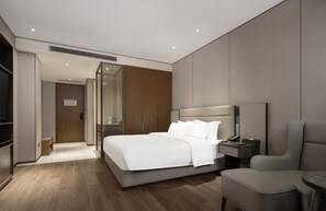 Quarto casal empresarial | Roupas de cama premium, escrivaninha, espaço de trabalho para notebook